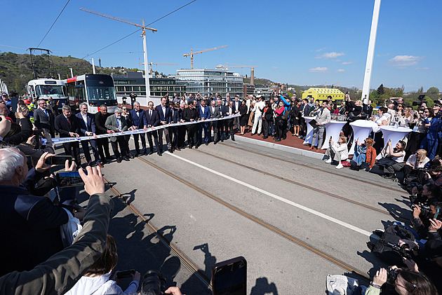 Pražský Dvorecký most se otevřel. Ať bezpečně slouží sto let, přeje si Svoboda