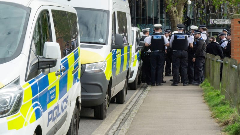 Poplach v Londýně: K izraelské ambasádě mířily drony s radioaktivním materiálem, tvrdí média