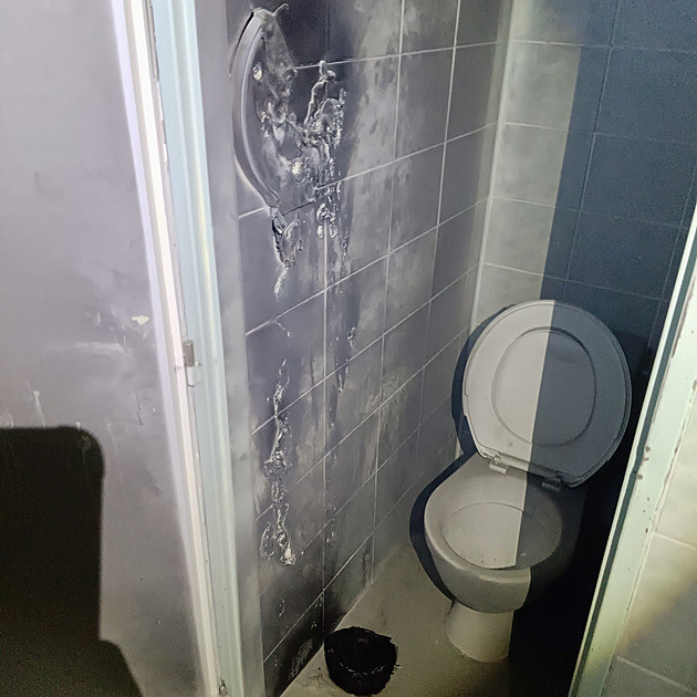 Pražskou školu evakuovali kvůli požáru. Hořelo na toaletách