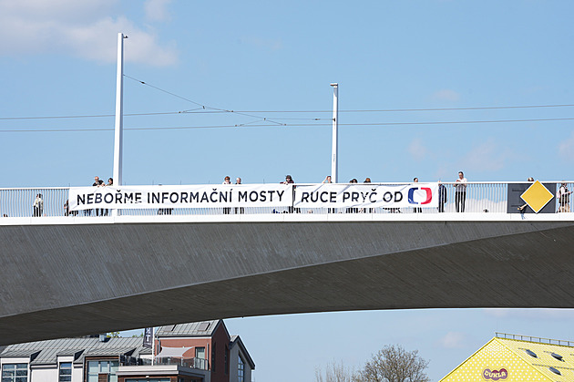 Ruce pryč od ČT. Spolek Kaputin rozvinul na nově otevřeném mostě transparent