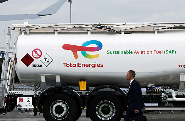 Budou kompenzace za zrušené lety? EU chystá nové pokyny, krizi s palivy odmítá