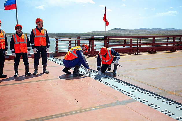 Rusko a KLDR poprvé propojil silniční most. Přelomová stavba, hlásí Moskva