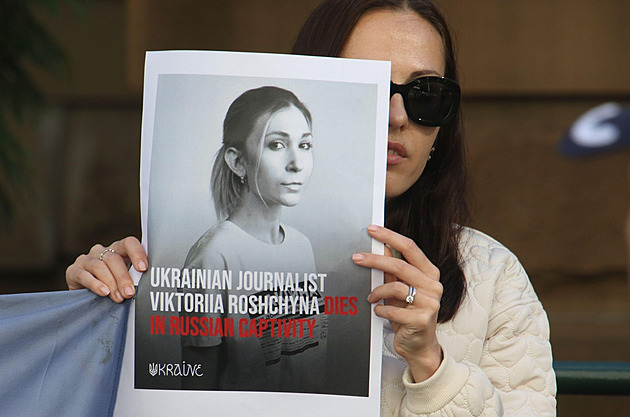 Byla nažloutlá, potácela se. Svědci popsali poslední dny novinářky umučené Rusy