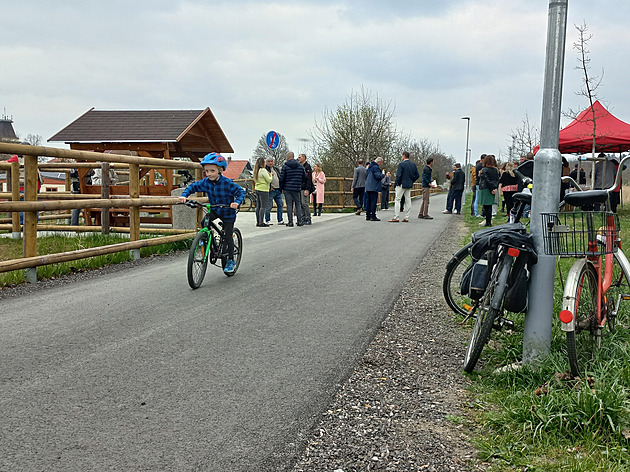 Dřív po náspu jezdily vlaky na Prahu, teď patří bývalá trať cyklistům