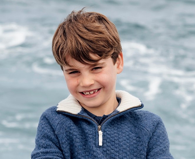 Princ Louis slaví 8. narozeniny. Palác zveřejnil snímek z rodinné dovolené