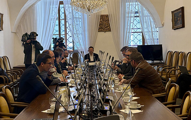 Opozice jedná s šéfy televize a rozhlasu. Bez Klempíře, za koalici přišel Vondráček