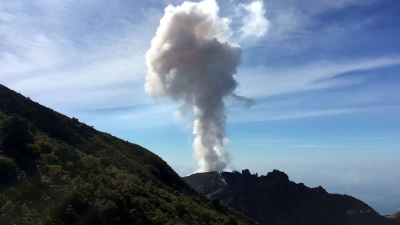 Sopka vybuchla turistům v Guatemale pod nohama. Dramatické záběry ukazují jejich běh o život