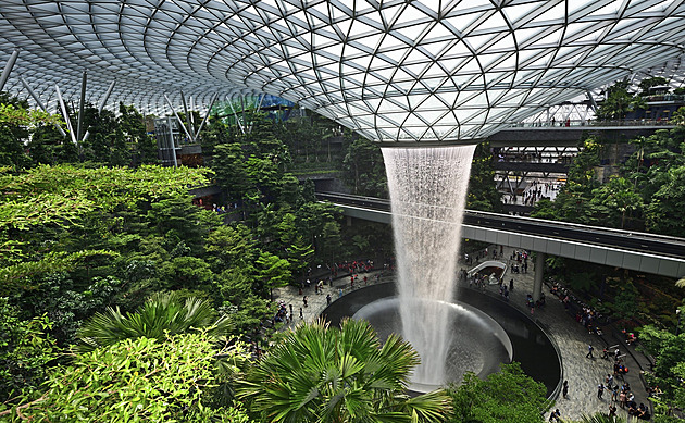 Vodopád, zahrady či trampolíny. Proč je singapurské letiště nejlepší na světě