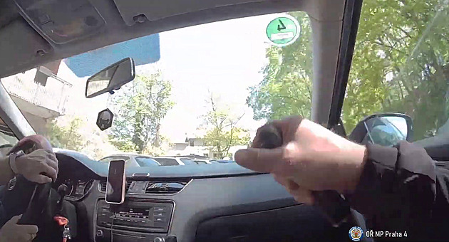 VIDEO: Potřebuju svézt a klidně trubte. Strážník honil prchající auto, stopl si civilistku