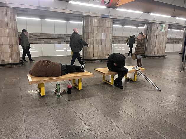 „Nezdráhají se vykonat potřebu kdekoliv.“ Na nechutný zápach v metru úklid nestačí