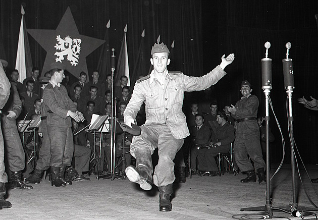 Slováci šetří, Kaliňák utrácí. Obnoví armádní folklorní soubor Jánošík