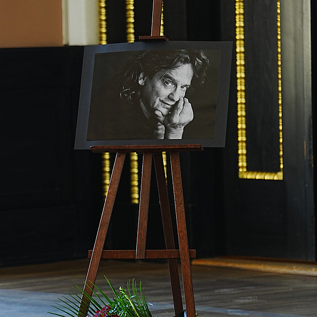 Byl to anděl. S Janem Potměšilem se loučí Hartl, Holubová, Hřebejk či Geislerová