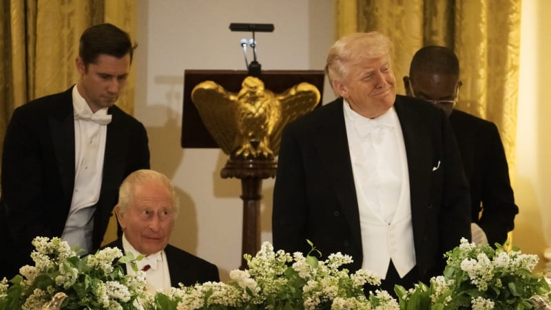USA vojensky porazily Írán, prohlásil Trump na večeři s Karlem III. Ten s ním údajně souhlasí