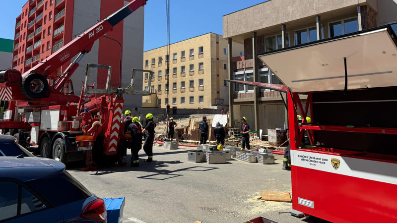 Muže zavalila v Benešově hlína. Záchrana trvala tři hodiny, leží v kritickém stavu v nemocnici