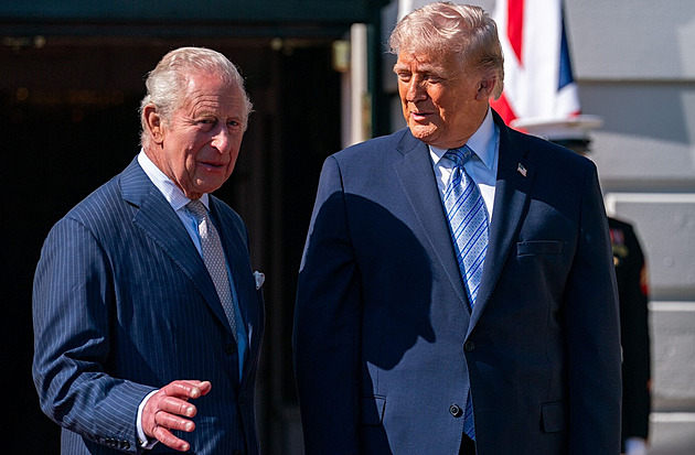 Poplácal Karla, předběhl Camillu. Británie řeší Trumpova královská faux-pas