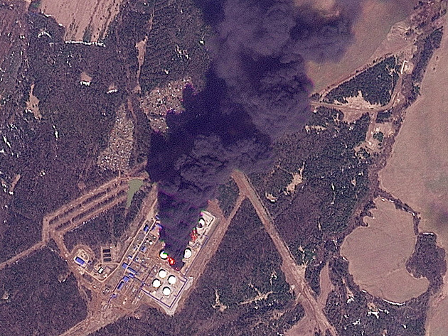 Kouř je vidět až z vesmíru. Nic se nestalo, tvrdí úřady po zásahu rafinerie v Permu