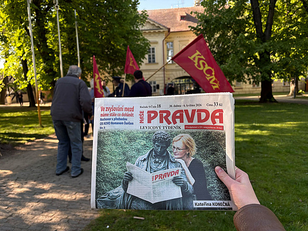ONLINE: Komunisté se vítali Internacionálou, studenti chystají průvod
