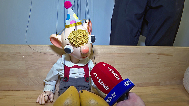 Jsem důchodce, vržou mi klouby! hlásí stoletý Hurvínek. K výročí dostal kabaret