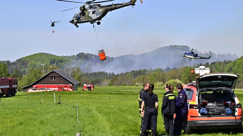 Požár v Českém Švýcarsku: Domov důchodců se chystal na evakuaci. V akci jsou stovky hasičů