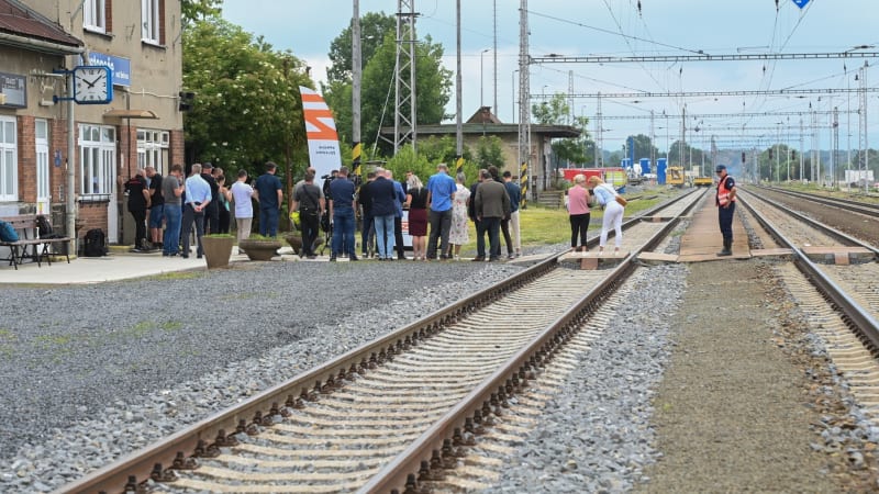 Namol opilý strojvedoucí řídil osobní vlak na Přerovsku. Ve stanicích neotvíral dveře