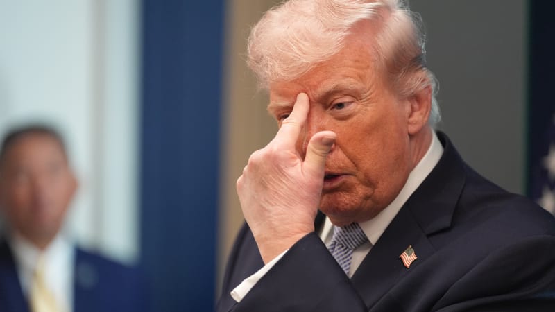 Držím všechny karty, vychloubal se Trump ve hře Uno. Nepochopil ji a od Íránu dostal lekci