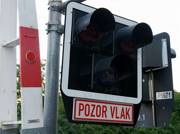 Drama na přejezdu. Dodávka zůstala mezi závorami, jen těsně uhnula před vlakem