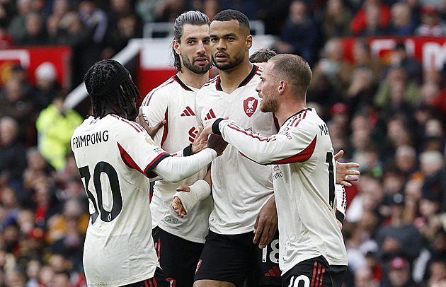 ONLINE: Liverpool hraje s Chelsea, pak v akci United i Wolves. Večer City - Brentford