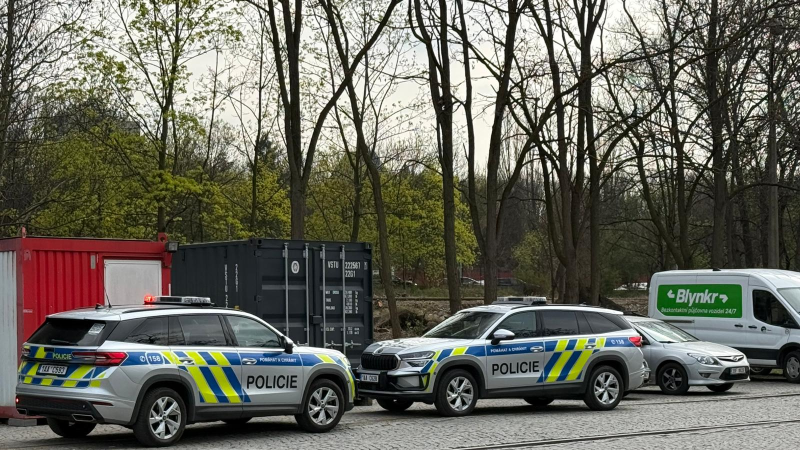 Po seniorovi na Vsetínsku pátral i vrtulník. Policisté ho našli a předali záchranářům