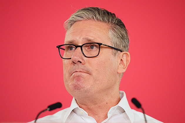 Starmer čelí sílícímu tlaku spolustraníků, aby rezignoval. Zůstávám, reaguje