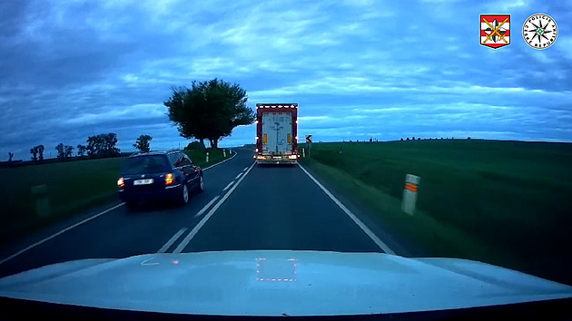 VIDEO: Bezohledný řidič předjížděl před horizontem, téměř smetl protijedoucí auto