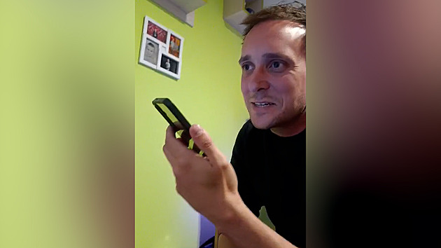 VIDEO: Falešný bankéř narazil u kameramana. Ten se mu za lámanou češtinu vysmál