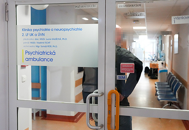 Policie obvinila po razii v ÚVN deset lidí, případ se týká falešných posudků