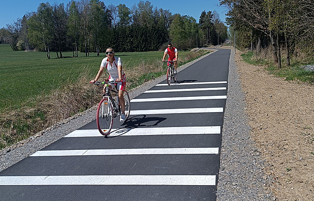 Po čtvrt století se dočkali. Cyklisté z Chotěboře vyjíždějí po nové cyklostezce
