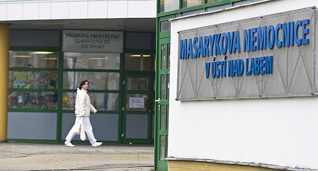 V novém pavilonu nemocnice neběží chlazení. Kdyby přišla vedra, přesunou operace
