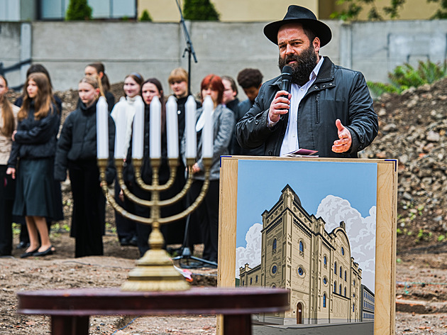 Na místě vypálené synagogy po desítkách let znovu zazněly židovské modlitby