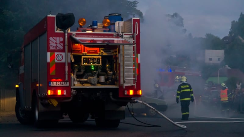 Požár obchodního centra v Brně: Hasiči museli evakuovat padesát lidí