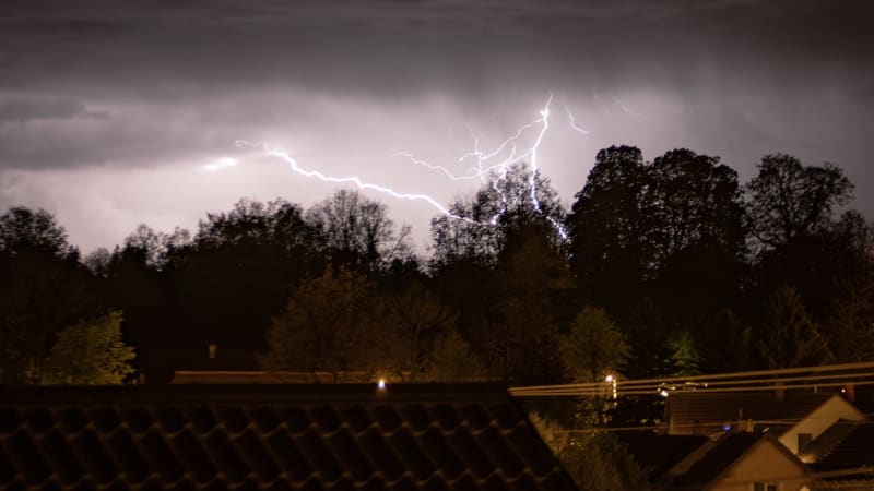 Bouřky se ženou Českem, lidé hlásí i kroupy. RADAR varuje, kde divoké počasí udeří za pár hodin
