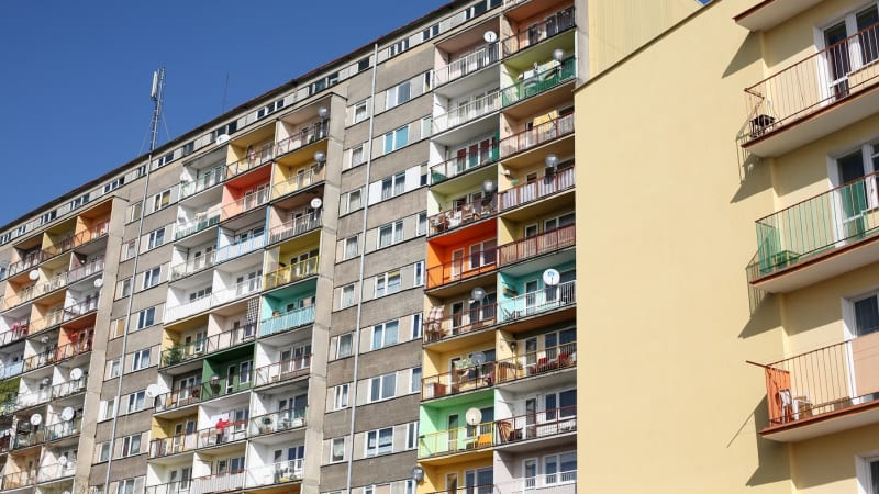 Batole nepřežilo pád z 10. patra na varšavském sídlišti. Sousedé hovoří o možné příčině