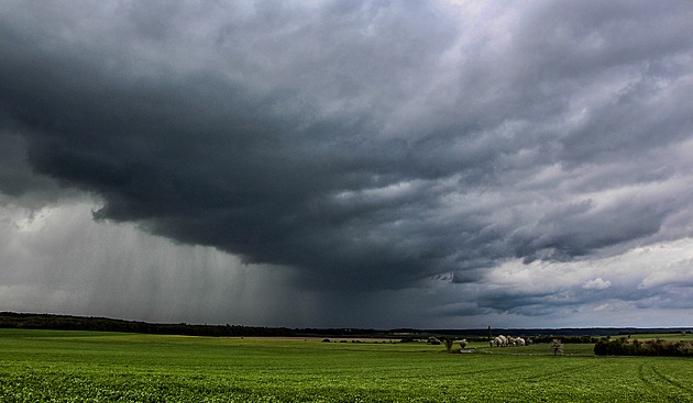 Meteorologové zpřísnili výstrahu, Česko zasáhne silný vítr, bouřky a krupobití