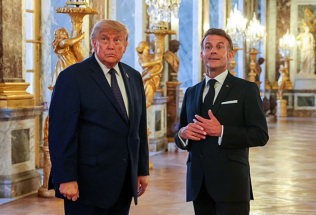 Překvapil i ministry. Jak spontánní Trump podepsal dohodu v zlatém Versailles