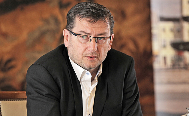 Po primátorovi Karviné pátrá policie, je obviněný ve fotbalové korupční kauze