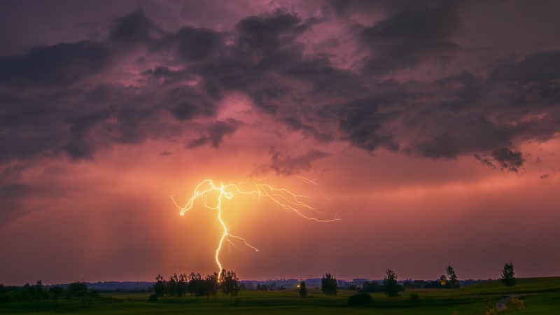 Česko sevřou extrémní vedra, už večer ale udeří silné bouřky. RADAR ukazuje, zda i u vás