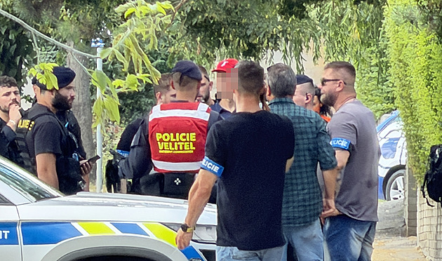 Ozbrojený muž z Čelákovic o víkendu navštívil akci vlády, fotil se s Babišem a Juchelkou