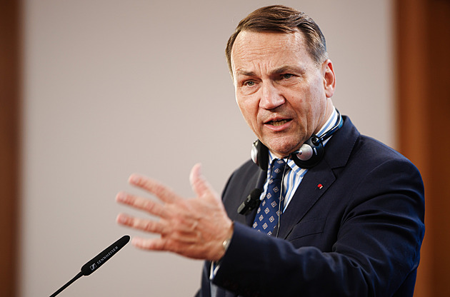 Nové Gliwice? Může zinscenovat útok, vykládá si Sikorski Putinova slova