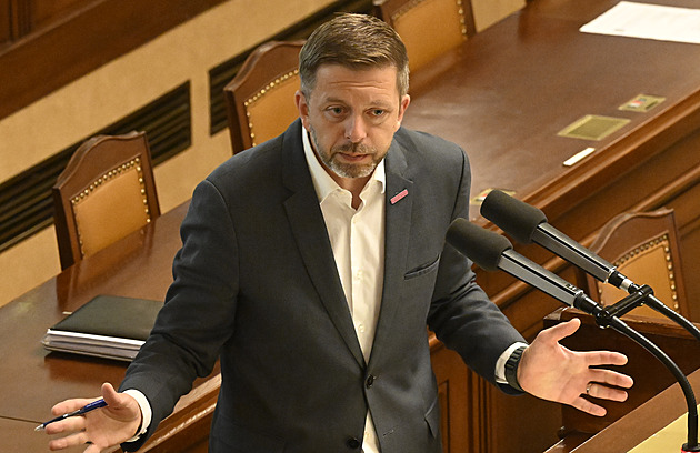 Chcete vyhazovat lidi, vyčítá Rakušan vládě. Co vy a Švejdar? opáčil ministr Tejc